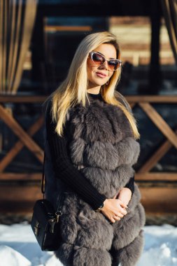 Sokakta genç kadın