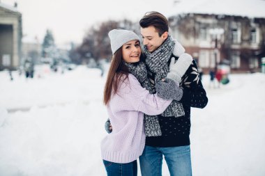 karlı sokağa Çift