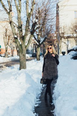 Sokakta genç kadın