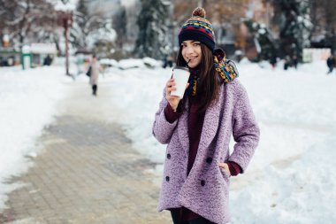 Genç bayan kahve içiyor.