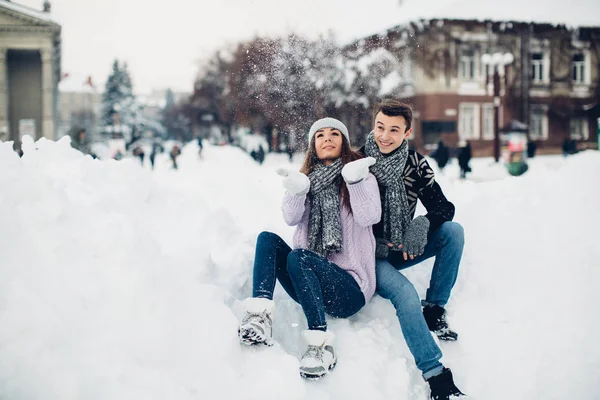 Casal na rua nevada — Fotografia de Stock