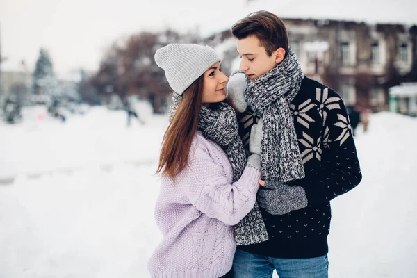 Casal na rua nevada — Fotografia de Stock