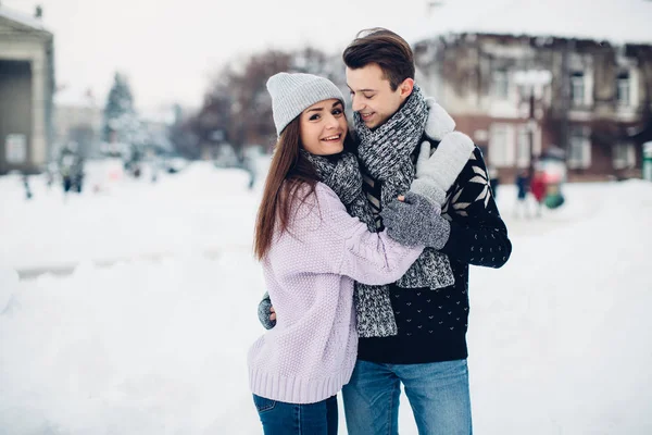 Couple on snowy street — Stock Photo, Image