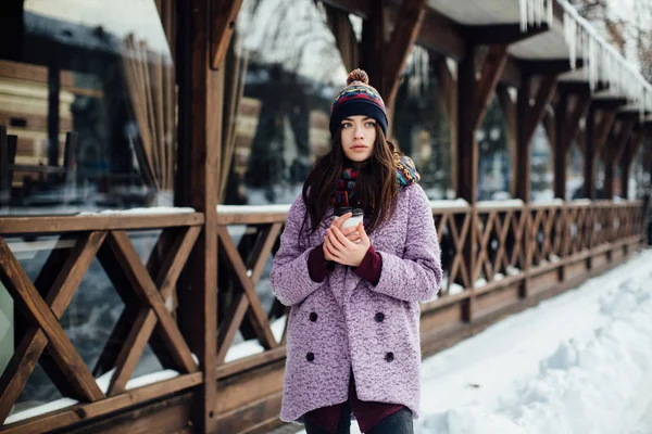 Jeune femme avec café — Photo