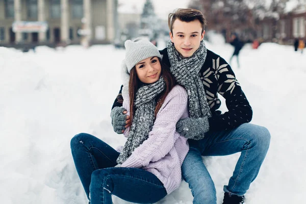 Casal na rua nevada — Fotografia de Stock