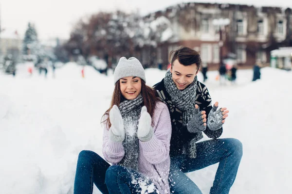 Couple on snowy street — Stock Photo, Image