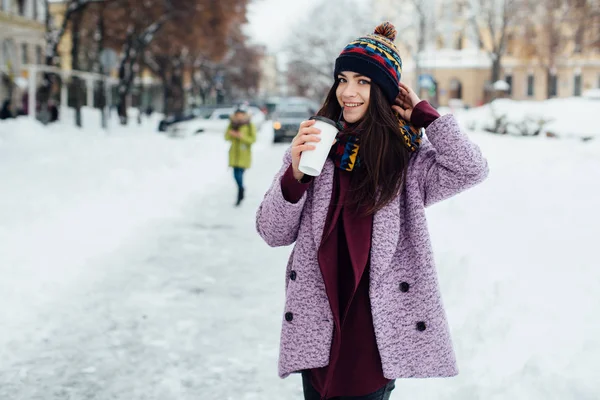 커피를 마시는 젊은 여자 — 스톡 사진