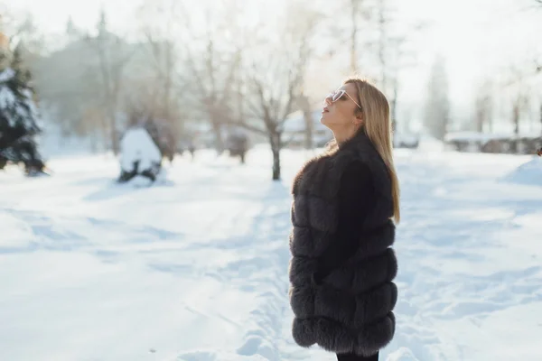 Jeune femme dans le parc — Photo