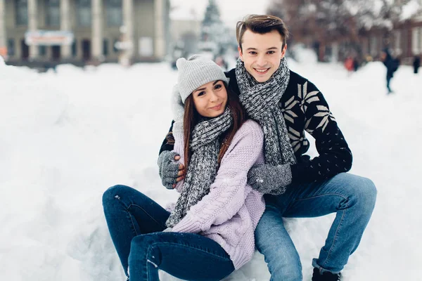 Casal na rua nevada — Fotografia de Stock