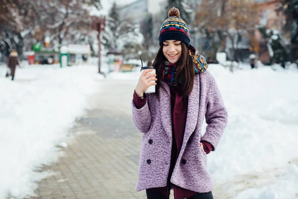 Jonge vrouw met koffie — Stockfoto