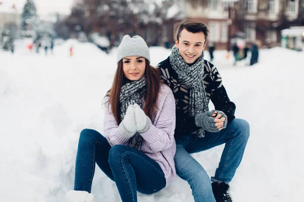 Couple on snowy street — Stock Photo, Image