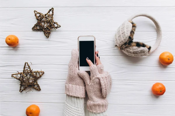 Mãos femininas segurando smartphone — Fotografia de Stock