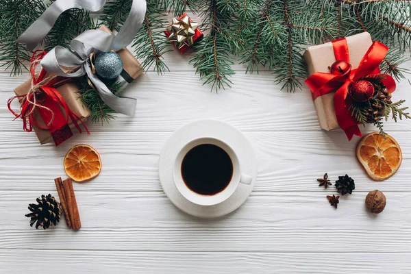 Presentes, paus de cinamão e xícara de café — Fotografia de Stock