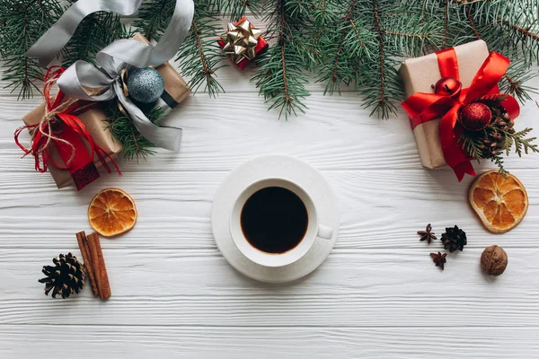 Presentes, paus de cinamão e xícara de café — Fotografia de Stock