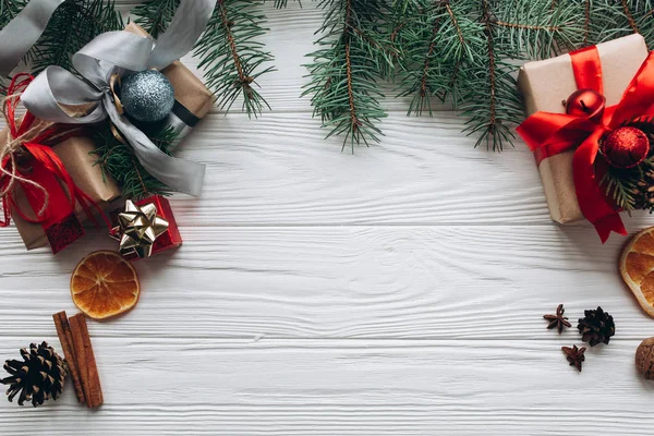 Geschenke, Cinammon-Sticks und Kaffeetasse — Stockfoto