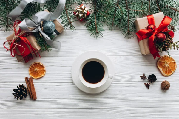 Presentes, paus de cinamão e xícara de café — Fotografia de Stock