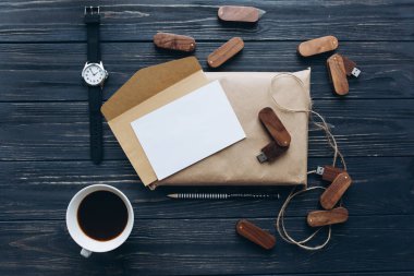 Flash sürücüler, kahve ve ip