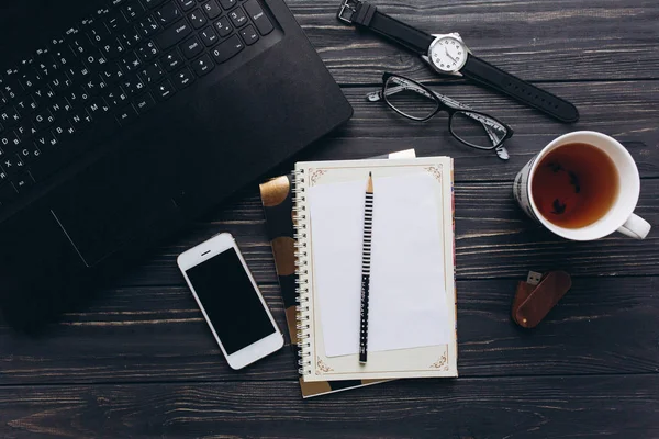 Tasse de thé et smartphone — Photo