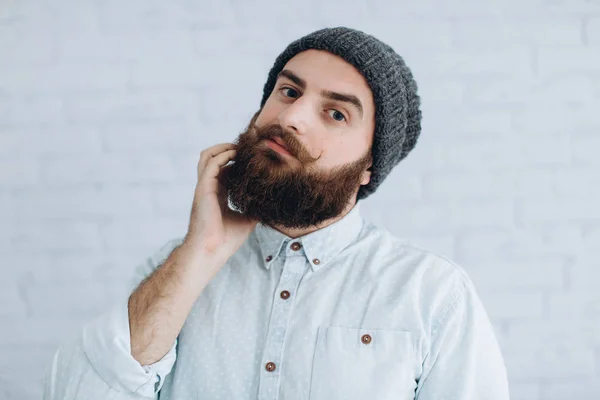 Бородатый молодой человек — стоковое фото