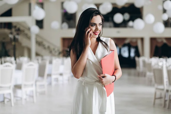 Mujer de negocios con carpeta menú de restaurante — Foto de Stock