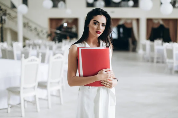 Mujer de negocios con carpeta menú de restaurante . — Foto de Stock