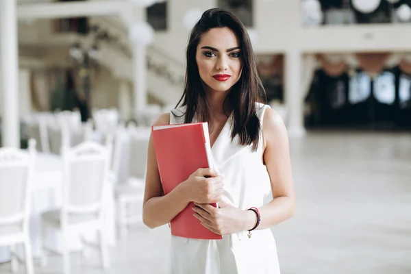 Mujer de negocios con carpeta menú de restaurante . — Foto de Stock