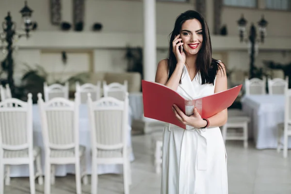 Mujer de negocios con carpeta menú de restaurante —  Fotos de Stock