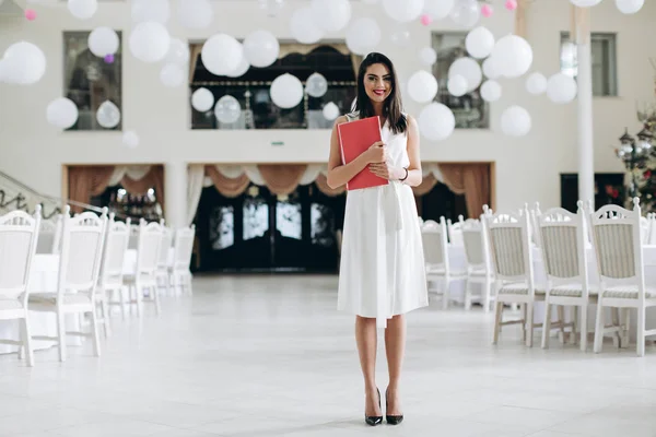 Mulher de negócios com menu de restaurante pasta . — Fotografia de Stock