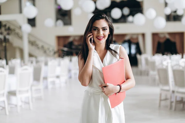 Mujer de negocios con carpeta menú de restaurante — Foto de Stock