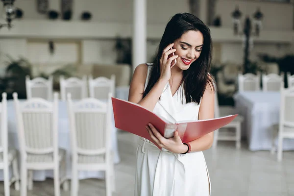 Biznes kobieta z folderu menu restauracji — Zdjęcie stockowe