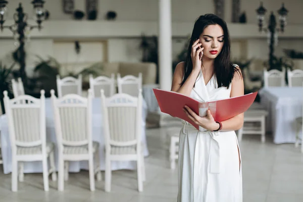 Obchodní žena s menu restaurace složky — Stock fotografie