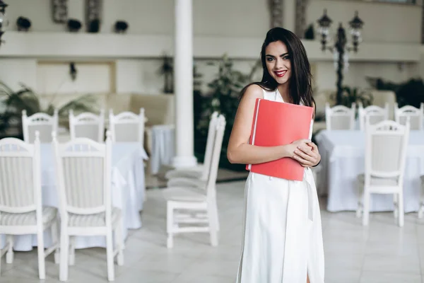 Mujer de negocios con carpeta menú de restaurante . — Foto de Stock