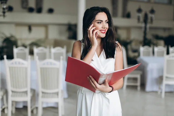 Obchodní žena s menu restaurace složky — Stock fotografie