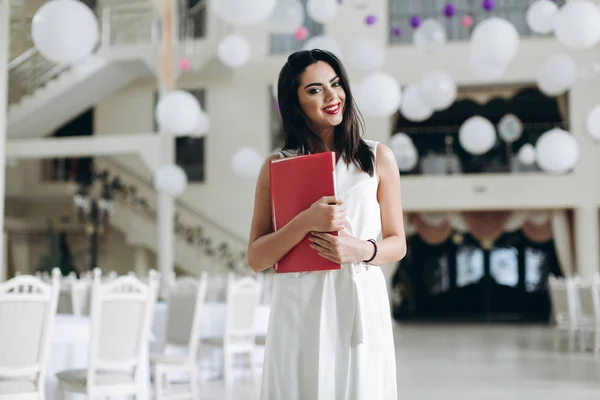 Mujer de negocios con carpeta menú de restaurante . — Foto de Stock