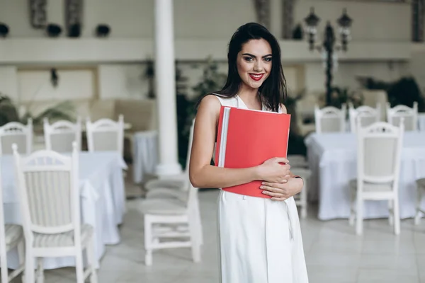 Obchodní žena s menu restaurace složky. — Stock fotografie