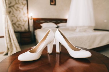 Gelinlik ve ayakkabılar
