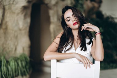 Beyaz elbiseli kadın.