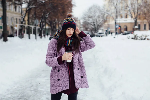 Jeune femme avec café — Photo