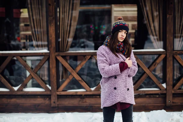 Jeune femme dans la rue — Photo