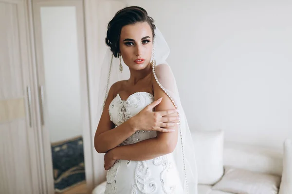 Bella giovane sposa — Foto Stock