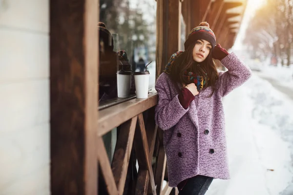 年轻的女子在街 — 图库照片