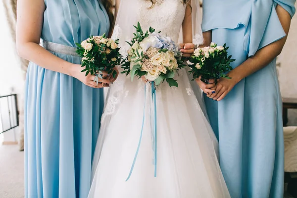Krásná nevěsta a družičky — Stock fotografie