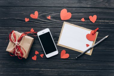 Aşk mektubu kırmızı Kalpler ve telefon ile