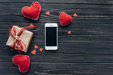 Sevgililer günü kalpleri ve telefon