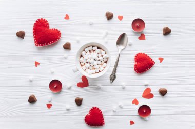  Kırmızı Kalpler ve kakao fincan