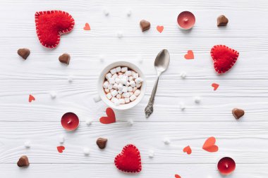  Kırmızı Kalpler ve kakao fincan