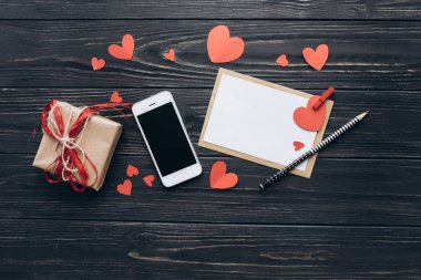 Aşk mektubu kırmızı Kalpler ve telefon ile