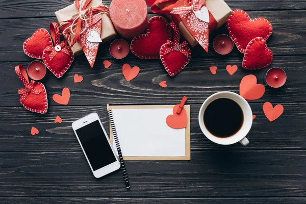 Любовний лист з червоними серцями і телефоном — стокове фото