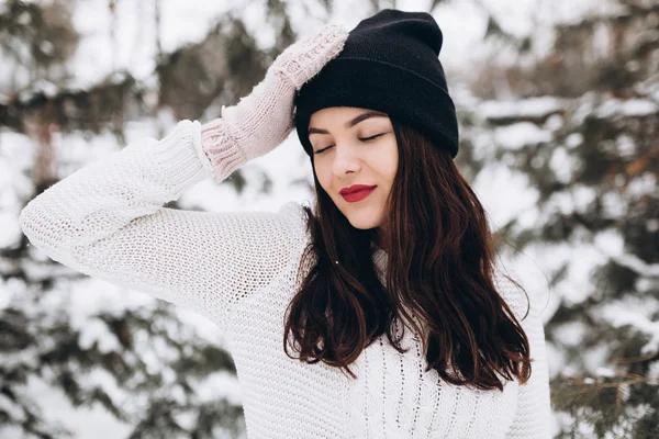 Fashionable girl in winter — Stock Photo, Image