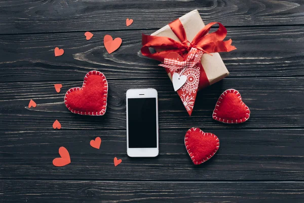 Día de San Valentín corazones y teléfono — Foto de Stock